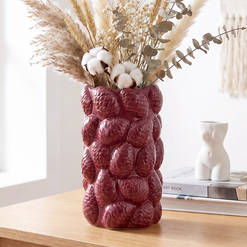 Vase pommes de pin 'Coeur d'Automne' bordeaux