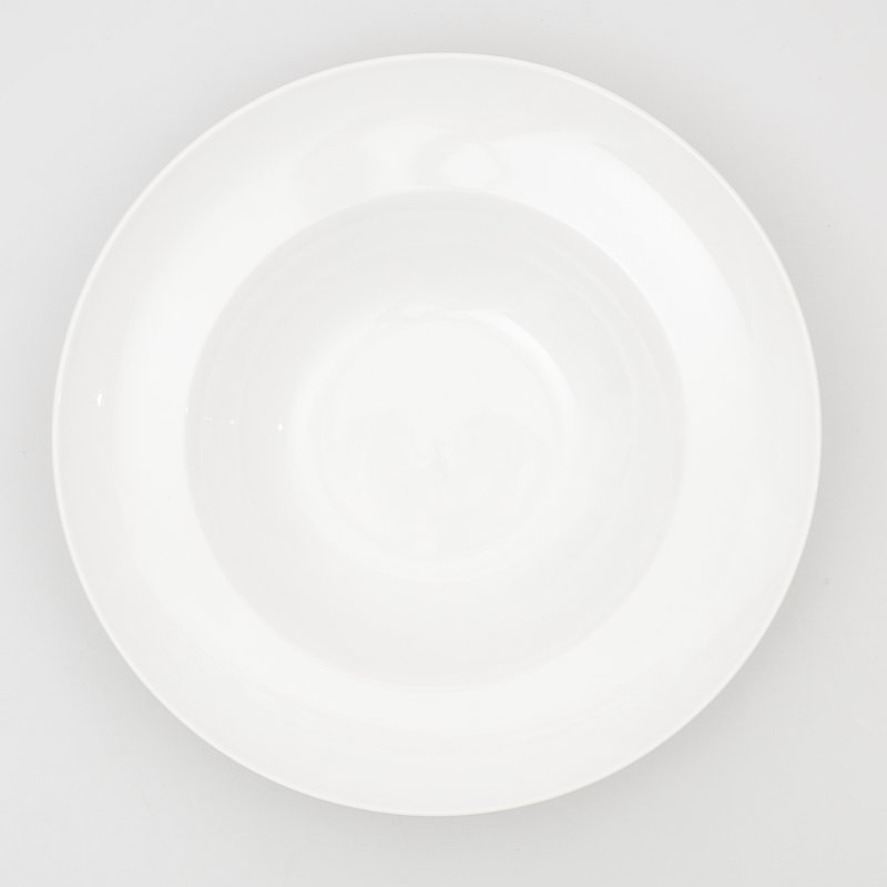 Assiette blanche à pâtes