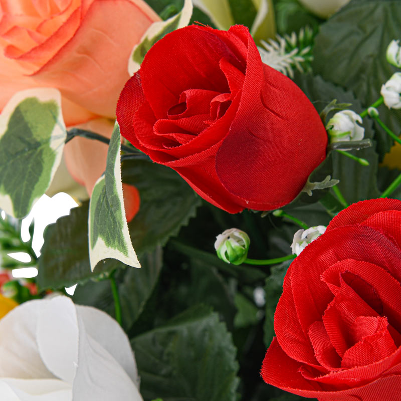 Potée d'arums et boutons de rose orange