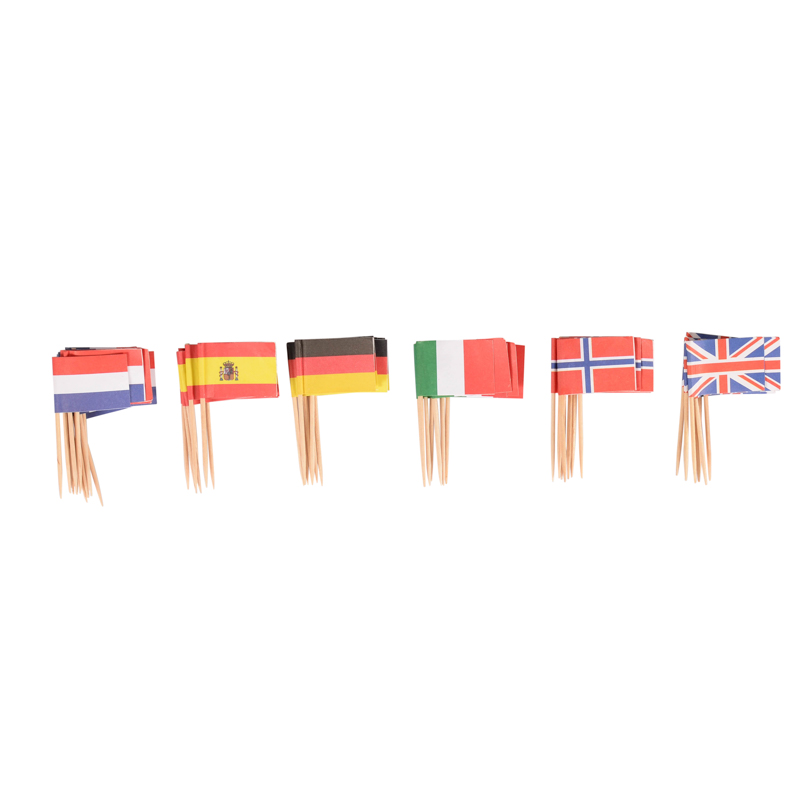 Piques à cocktails avec drapeaux