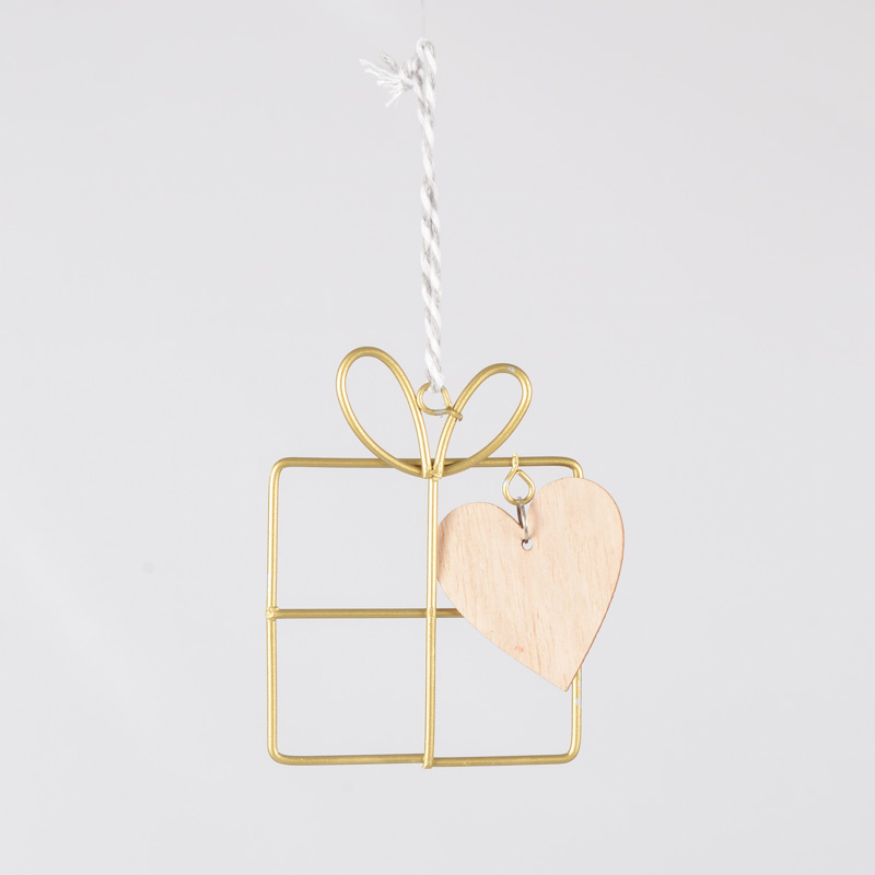 Cadeau avec coeur à suspendre