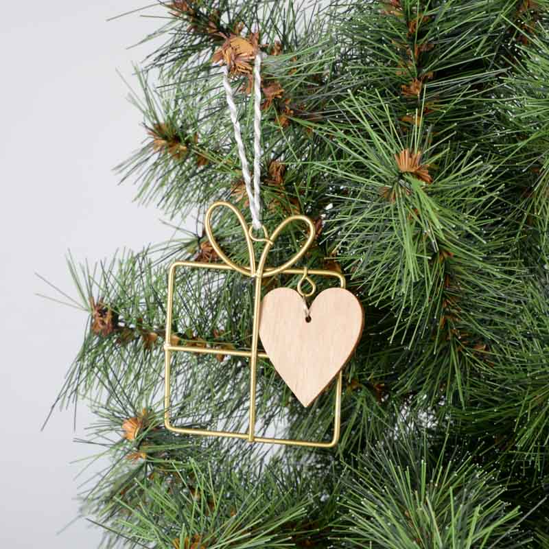 Cadeau avec coeur à suspendre