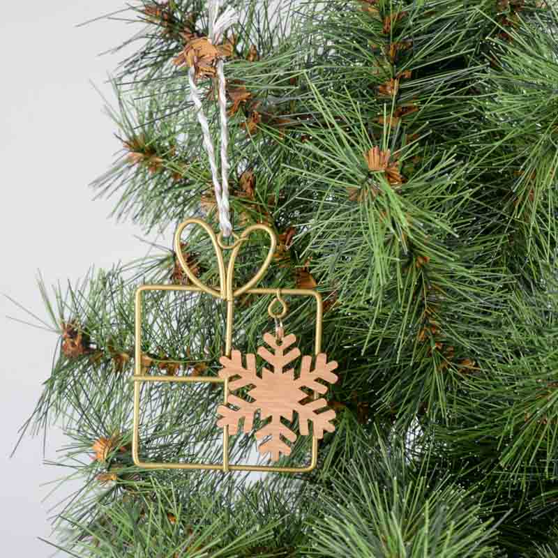 Cadeau avec flocon à suspendre