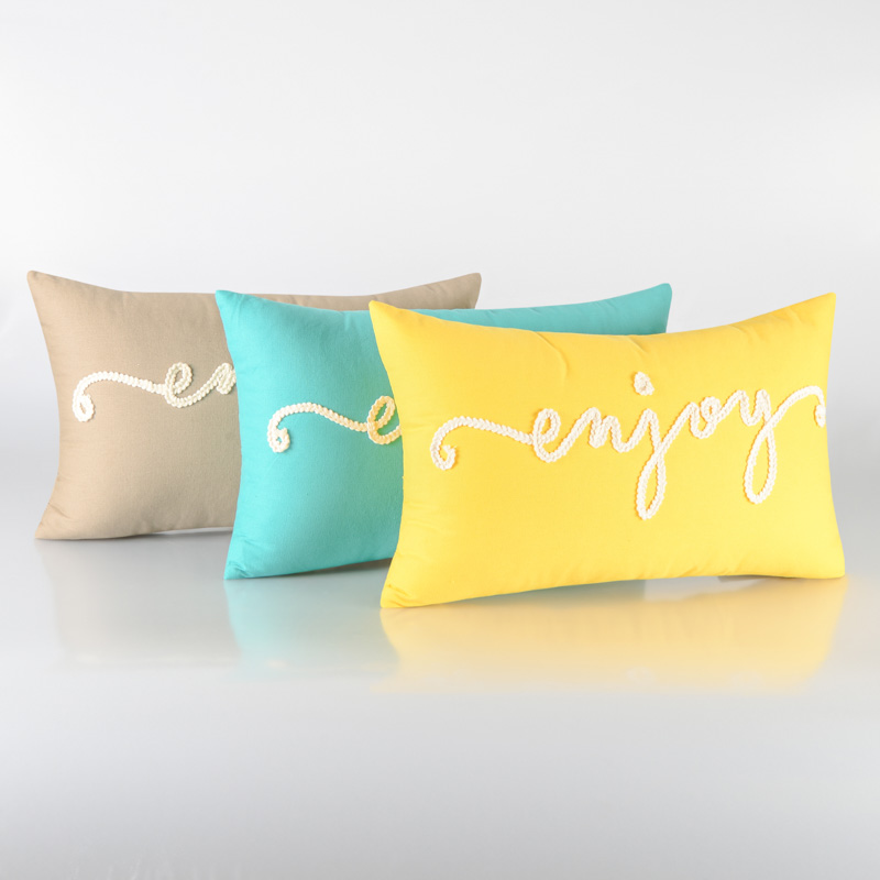 Coussin broderie 'Enjoy'