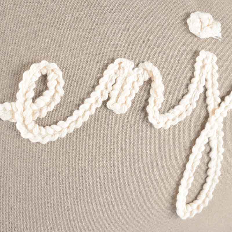 Coussin broderie 'Enjoy'