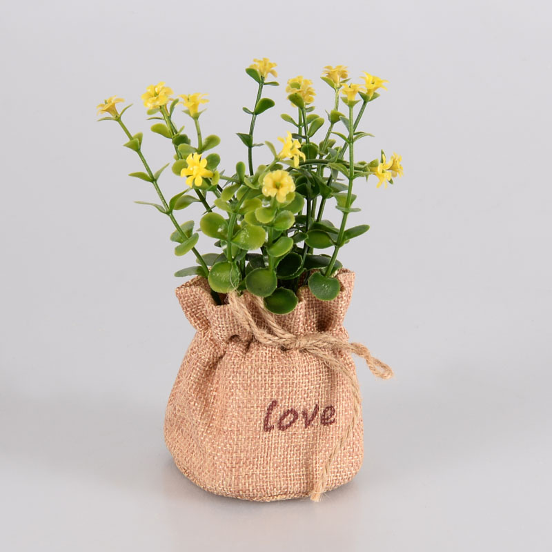 Plante artificielle dans pot