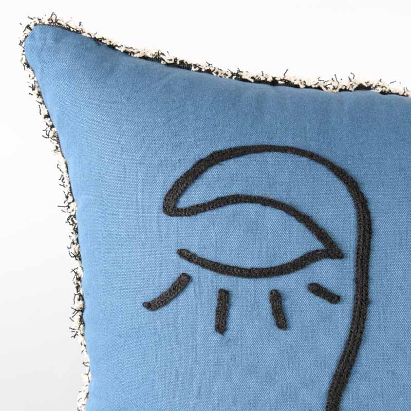 Coussin brodé visage 'Faciès'