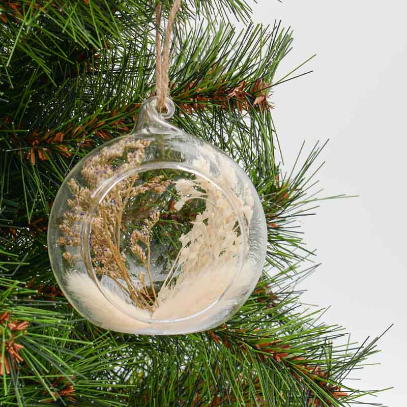 Boule en verre avec fleurs séchées