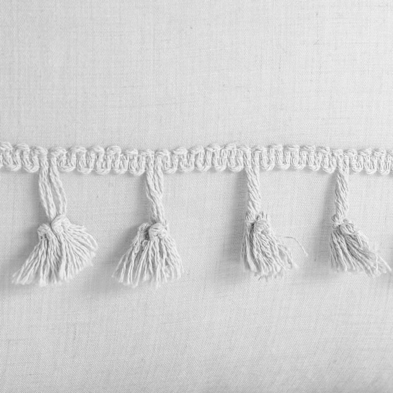 Coussin avec pompons 'Camille' blanc