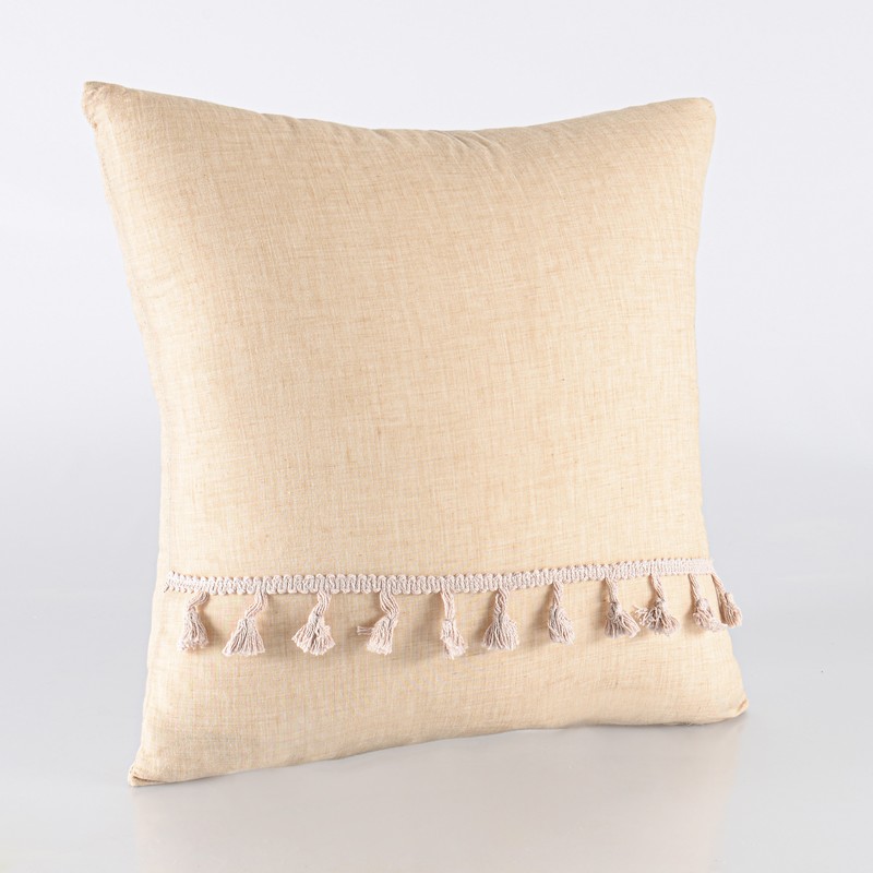 Coussin avec pompons 'Camille' taupe