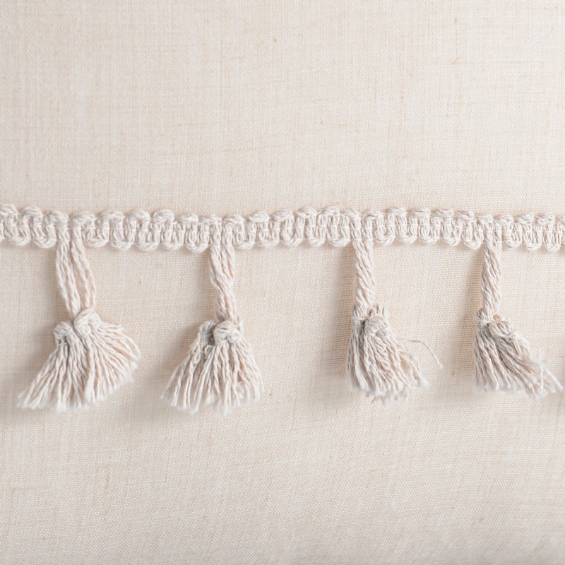 Coussin avec pompons 'Camille' crème