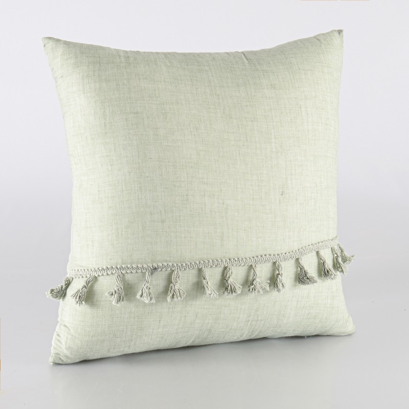 Coussin avec pompons 'Camille' vert celadon 