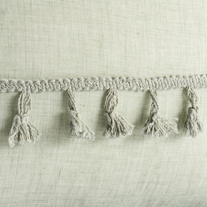 Coussin avec pompons 'Camille' vert celadon 