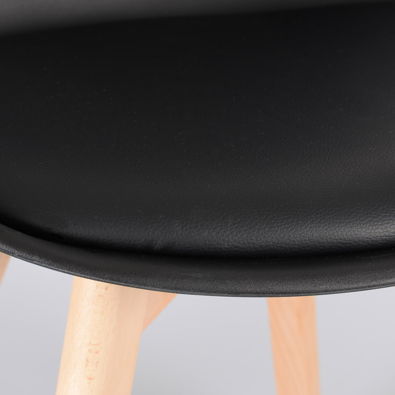 Chaise scandinave 'Suzy' noir pieds hêtre
