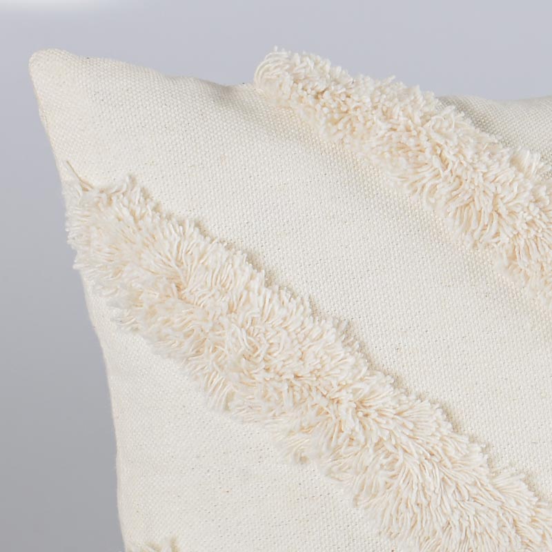 Coussin 'Mistic' brodé tufte écru