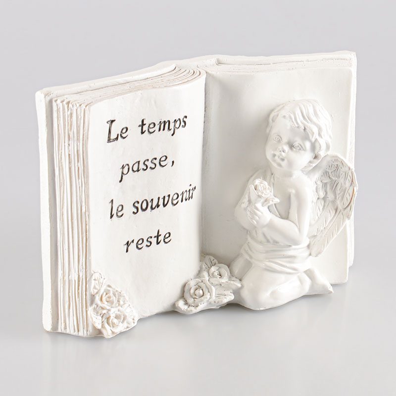Ange funéraire sur livre