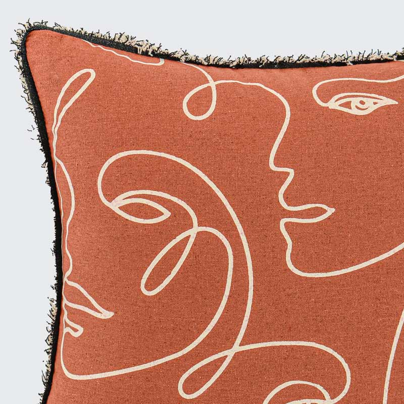 Coussin imprimé 'Visages' terracotta et écru