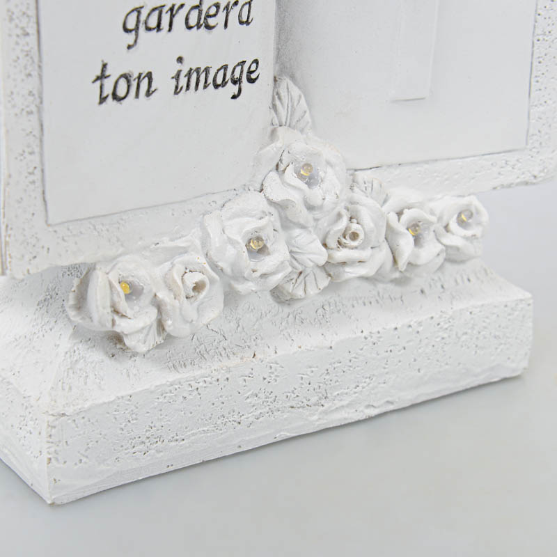 Ange sur livre funéraire blanc