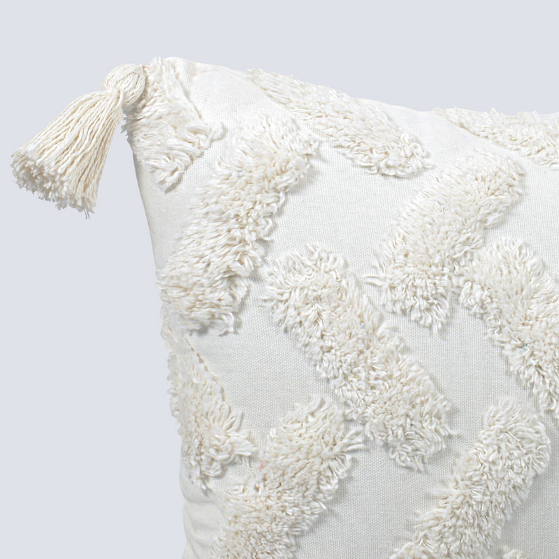 Coussin 'Hindi' coton tufté et pompons écru