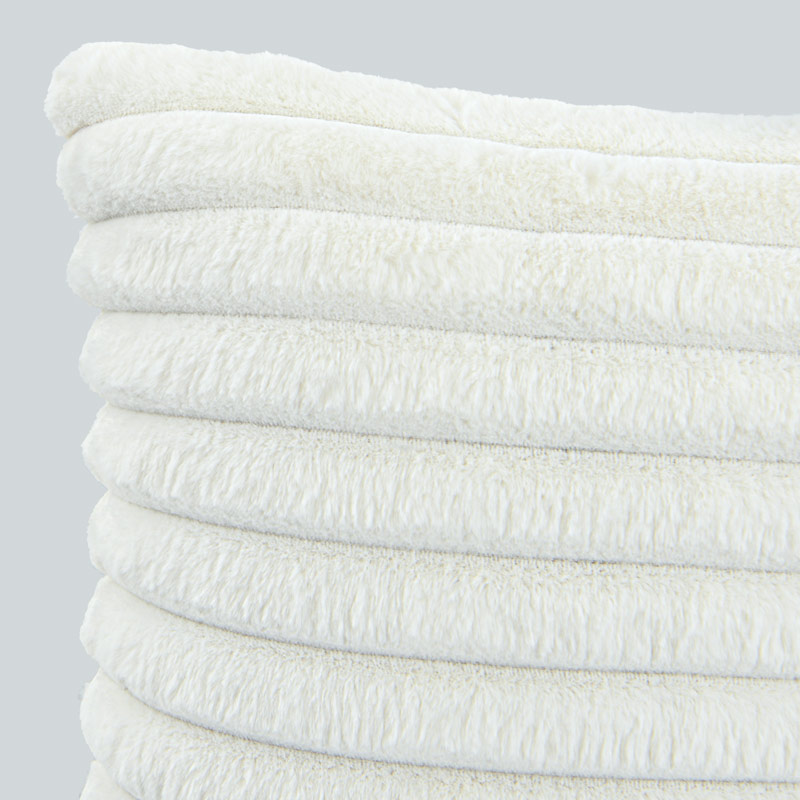 Coussin imitation fourrure 'Nils' lignes