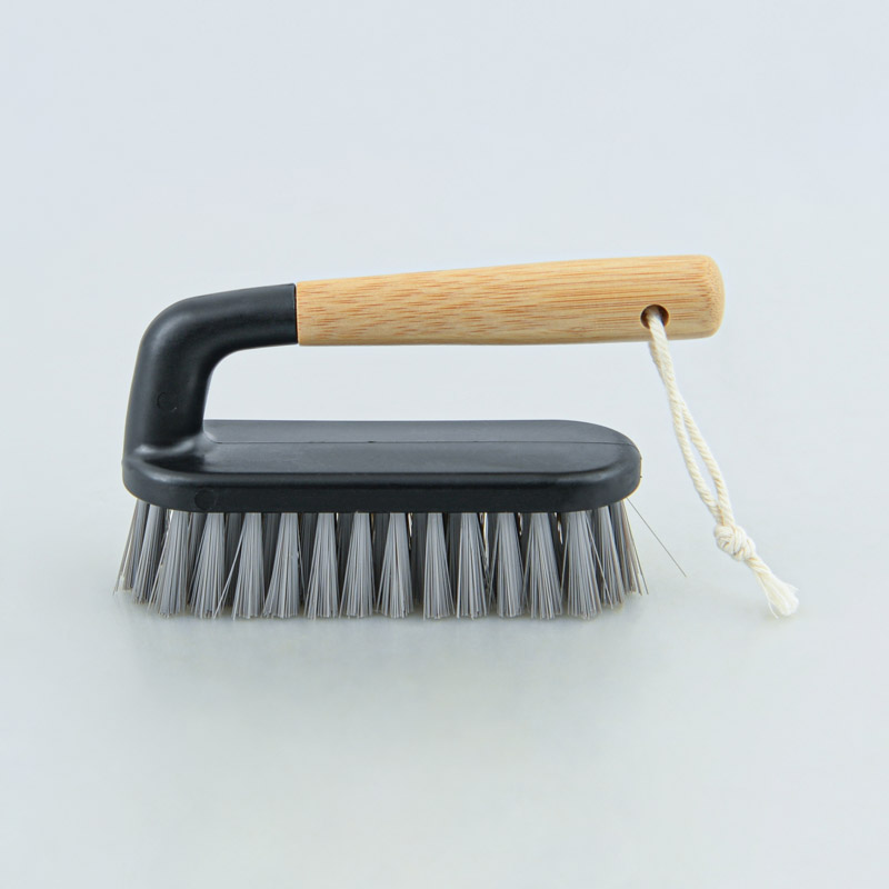 Brosse avec poignée grise