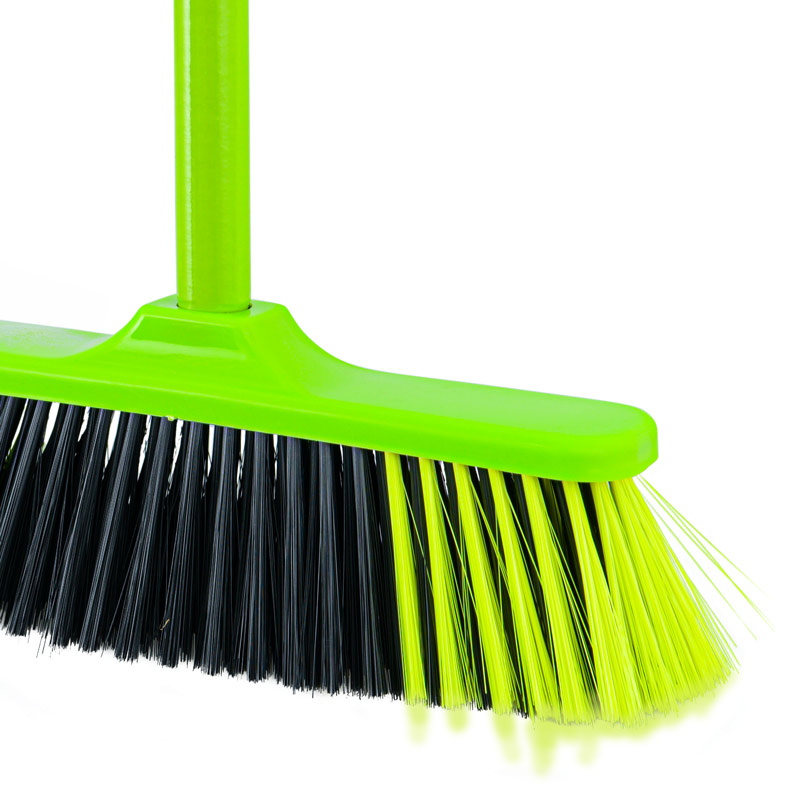 Balai avec manche en bois vert