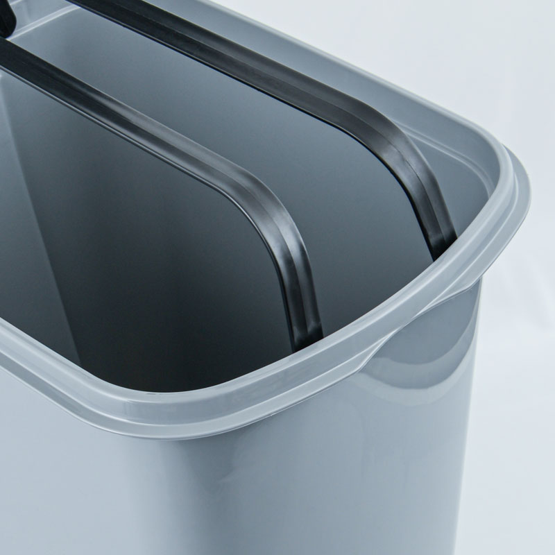 Poubelle à pédale grise 60L