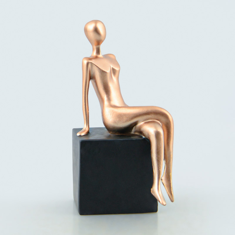 Statuette sur socle noire et dorée