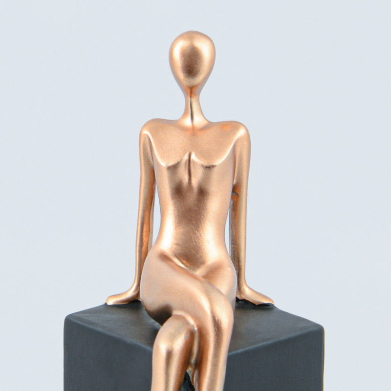 Statuette sur socle noire et dorée