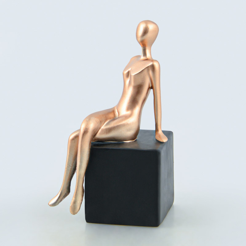 Statuette sur socle noire et dorée