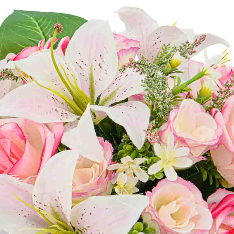 Composition de boutons de roses et de lys