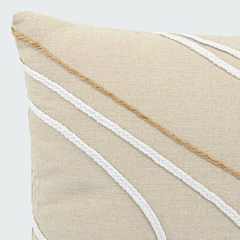 Coussin 'Tahina' à courbes et à tresses beige