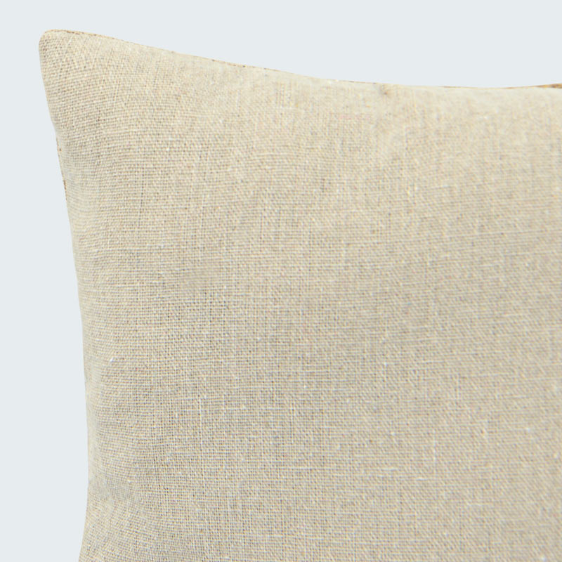 Coussin 'Tahina' à courbes et à tresses beige