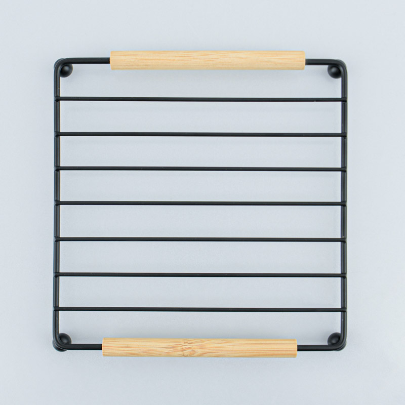 Dessous de plat noir en fer et bois