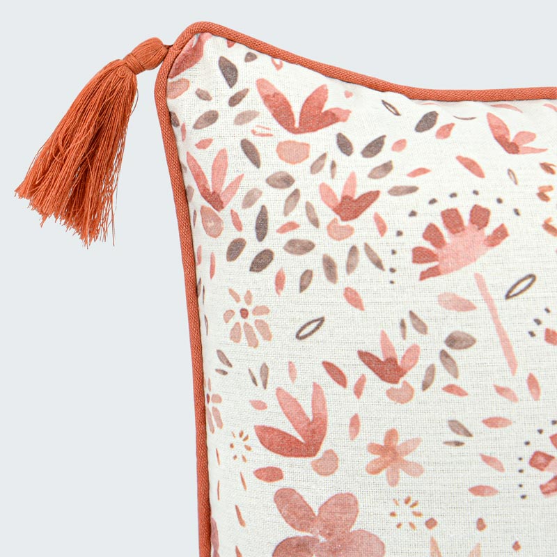 Coussin 'Elvira' fleuri à pompons terracotta