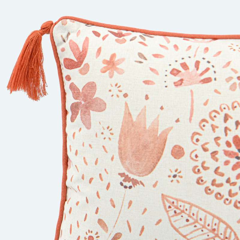 Coussin 'Elvira' fleuri à pompons terracotta