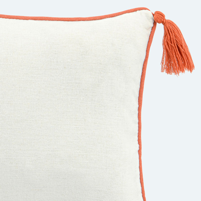 Coussin 'Elvira' fleuri à pompons terracotta
