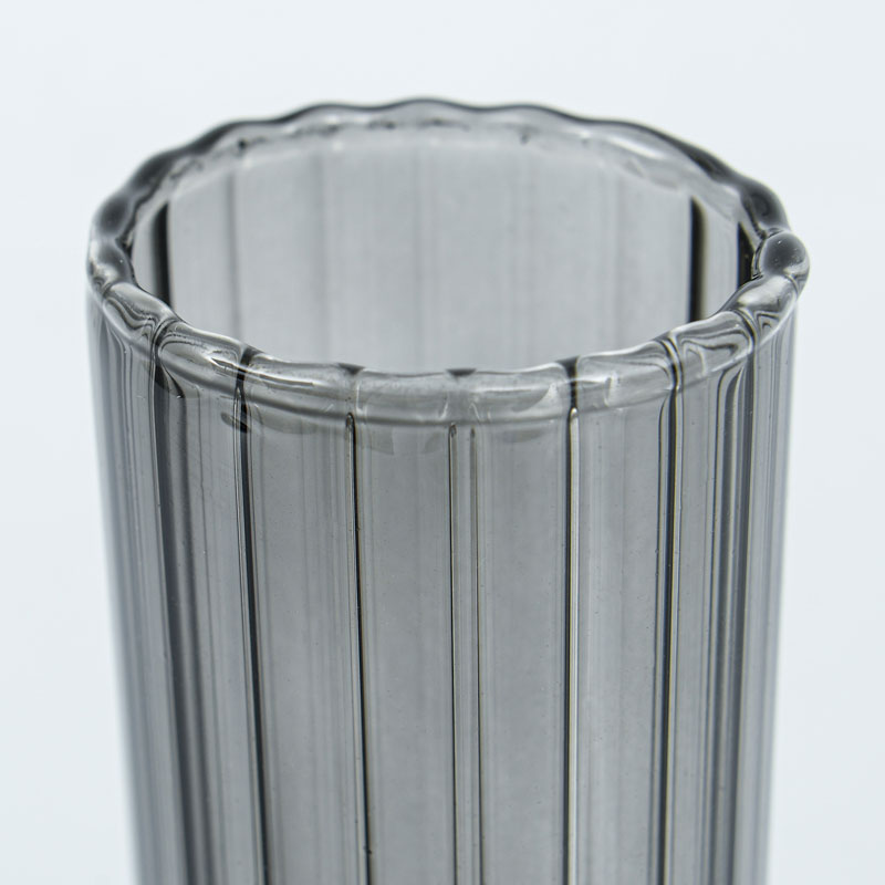 Vase strié noir