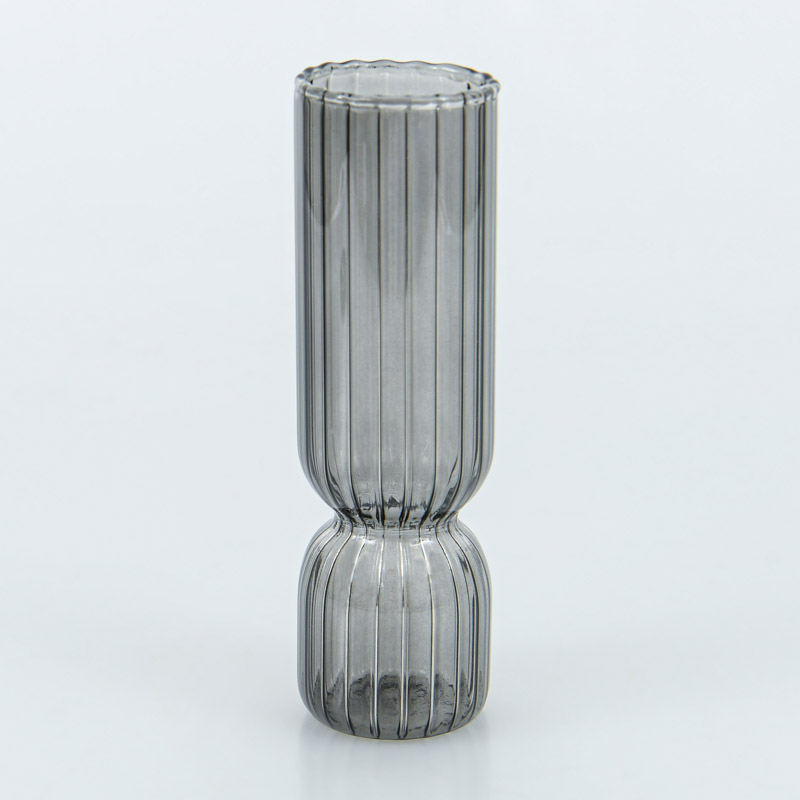 Vase strié noir