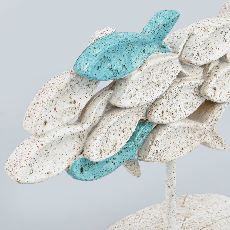 Poissons décoratifs sur support bleu 