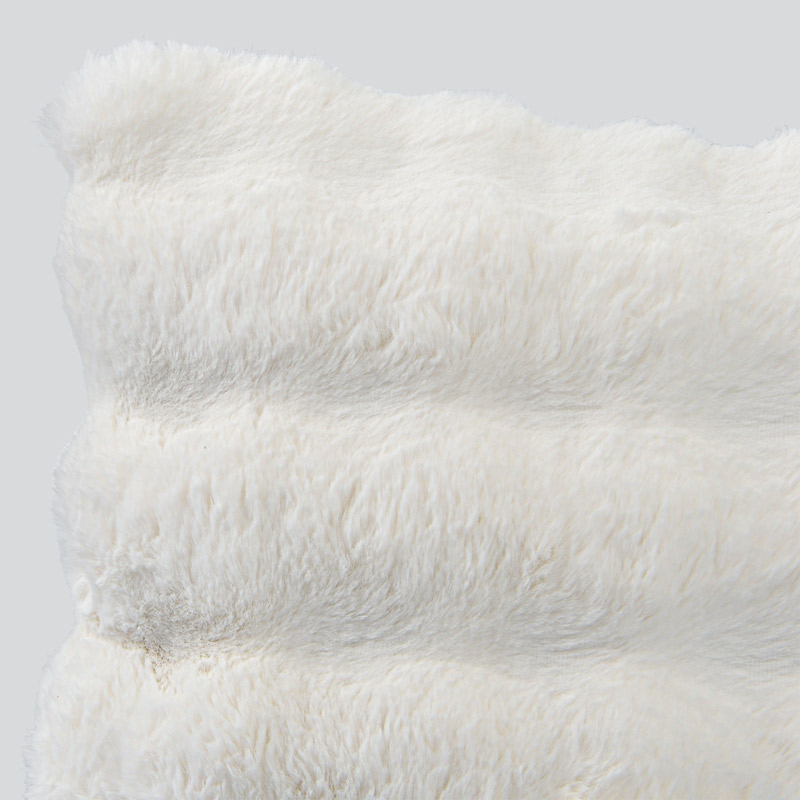 Coussin imitation fourrure 'Louve' blanc