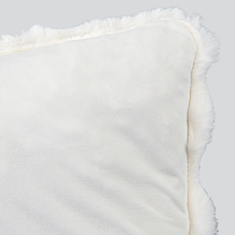 Coussin imitation fourrure 'Louve' blanc