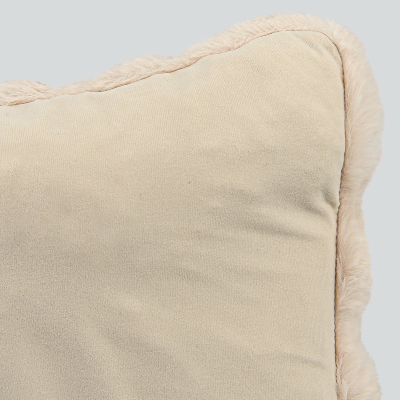 Coussin imitation fourrure 'Louve' beige