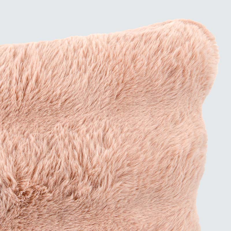 Coussin imitation fourrure 'Louve' rose 