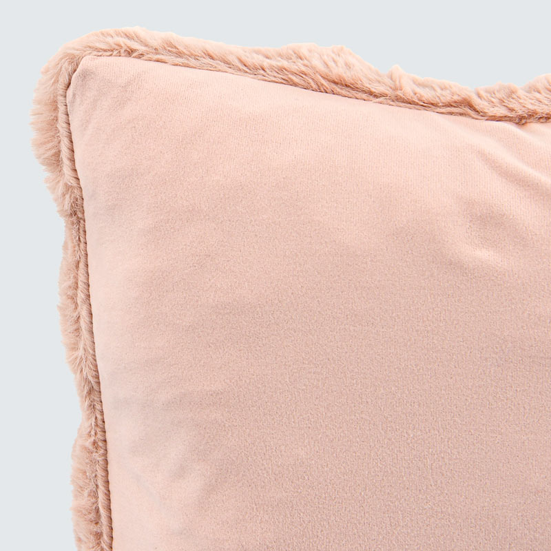 Coussin imitation fourrure 'Louve' rose 