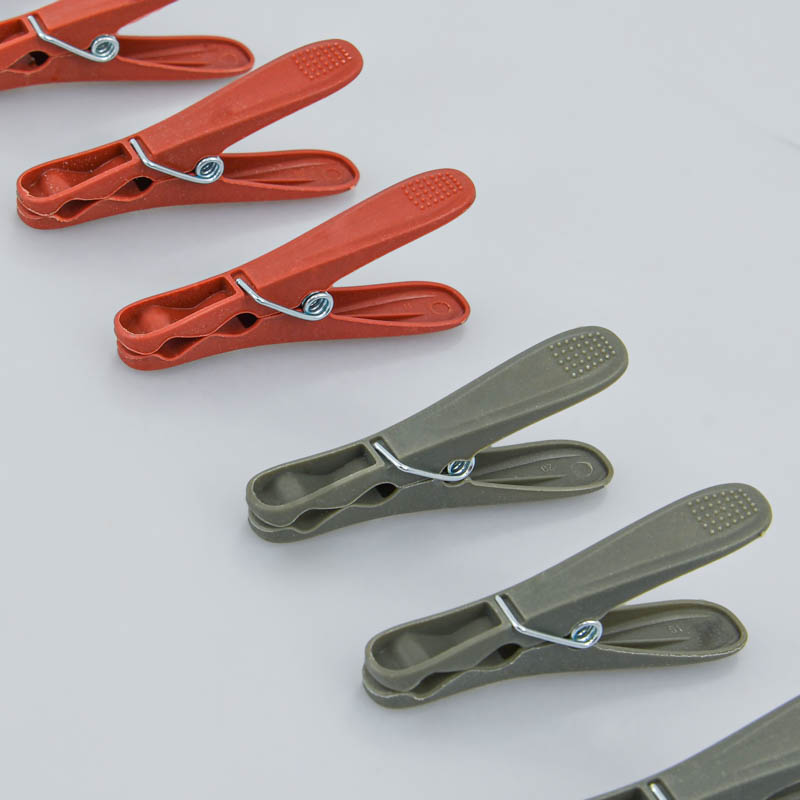 Lot de 24 pinces à linge vert et terracotta