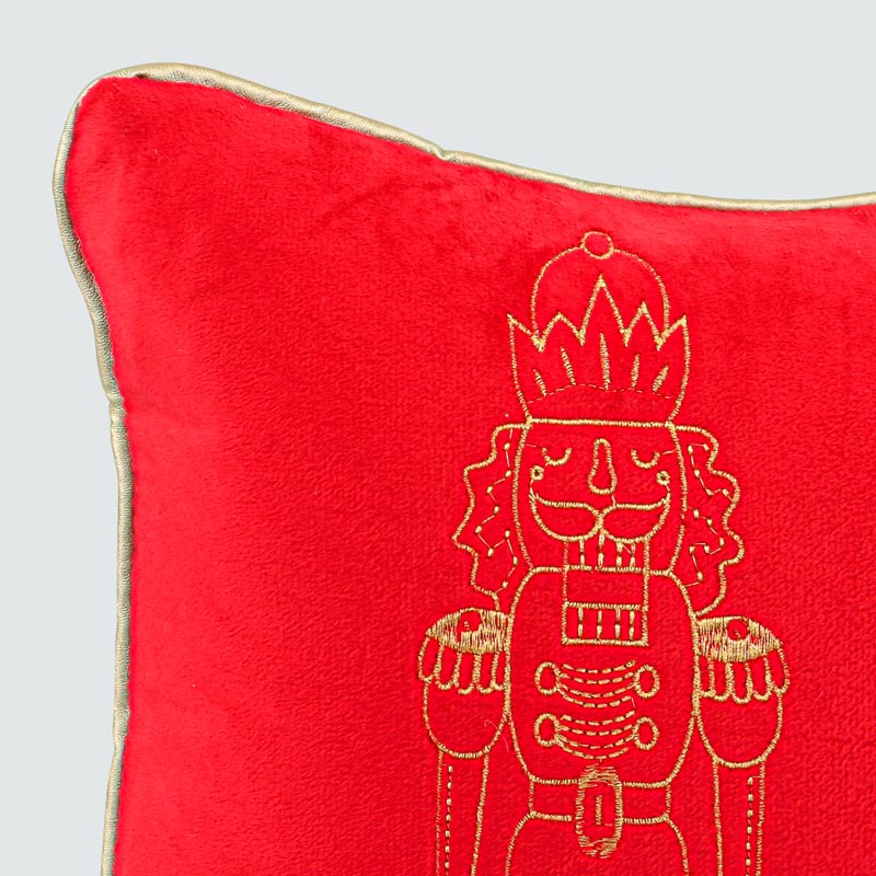 Coussin velours brodé casse-noisette rouge 