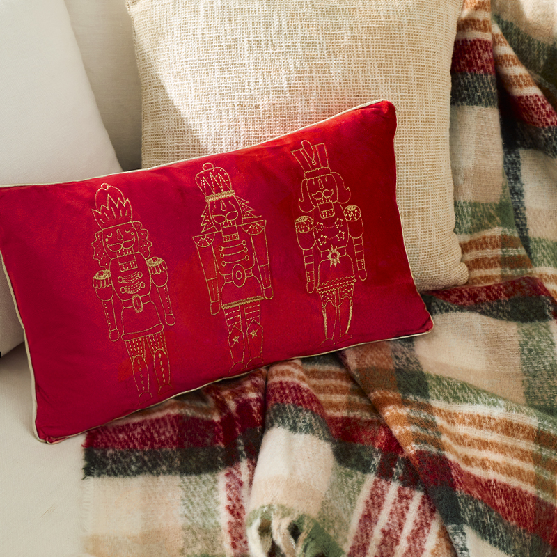 Coussin velours brodé casse-noisette rouge 
