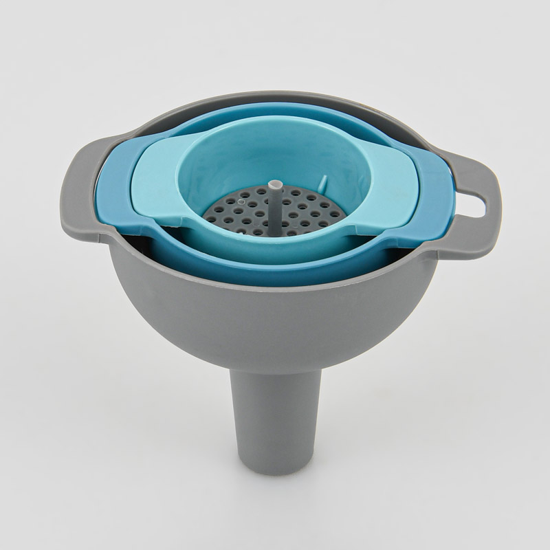 Set de 3 entonnoirs et 1 passoire