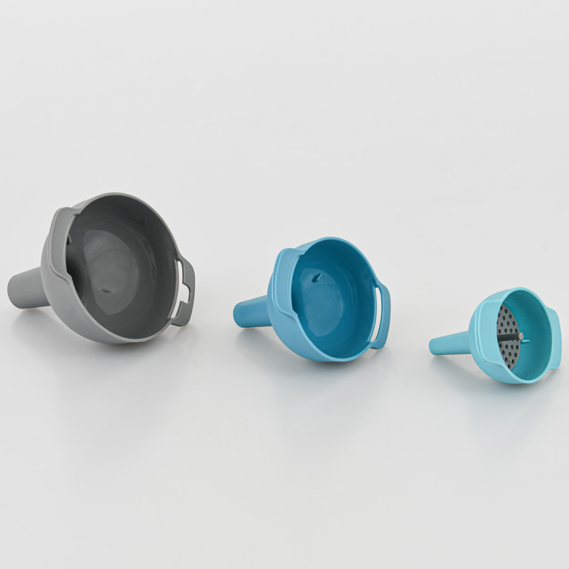 Set de 3 entonnoirs et 1 passoire